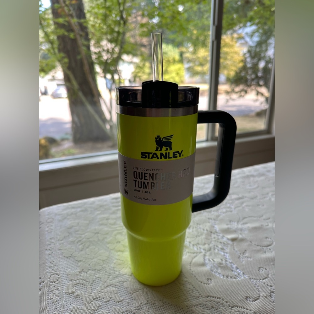Stanley Quencher H2.0 30oz Tumbler in Bright Neon Yellow NWT